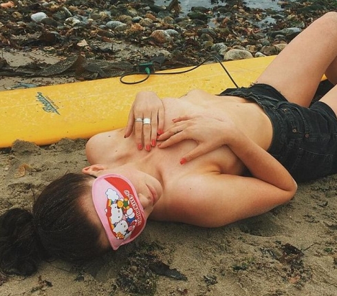 Ιreland Baldwin : Η κόρη της Kim Basinger γυμνή στο Instagram
