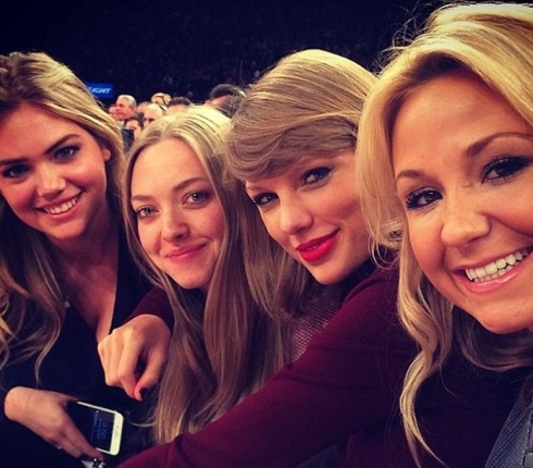 Swift, Seyfried και Upton: Είναι φιλενάδες και πάνε μαζί στο γήπεδο!
