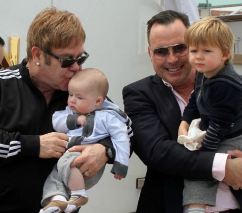 Elton John: Στο πλευρό του celebrities για το μποϊκοτάζ στους Dolce and Gabbana