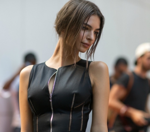 H Emily Ratajkowski κλασάτη με bodycon φόρεμα