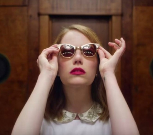 H Emma Stone παίζει στο νέο videoclip των Arcade Fire και είναι τόσο sexy!