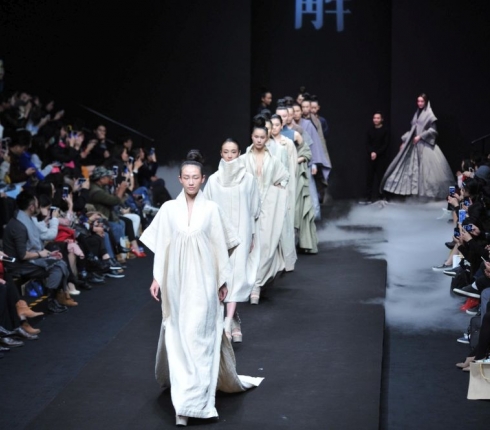 Θα τα χάσεις! Δες την απίστευτη Fashion Week του Πεκίνου