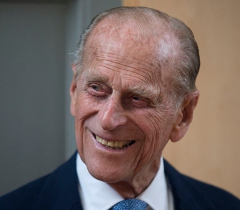 Prince Phillip: Ο Πρίγκιπας ξέφυγε! Ρώτησε κοπέλες ποιον ξεζουμίζουν!