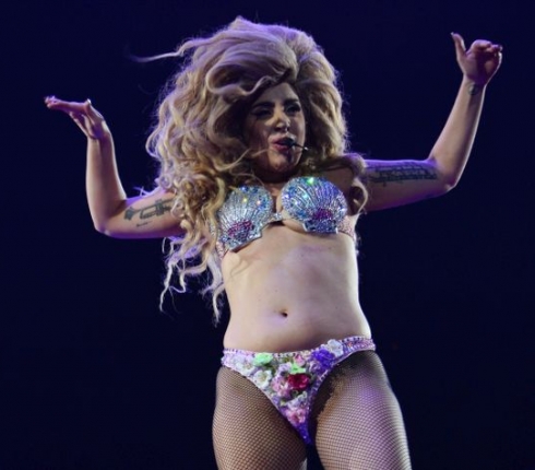 Η Lady Gaga πήγε για tattoo και έδειξε και τα οπίσθια της! - Κεντρική Εικόνα