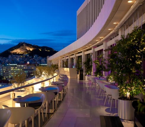 Galaxy Bar: Ώρα για cocktail σε ένα από τα 10 καλύτερα rooftop bar του κόσμου