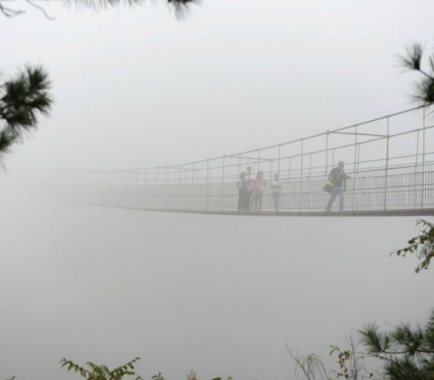 H πιο τρομακτική γέφυρα βρίσκεται στην Κίνα σε ύψος 180m, είναι γυάλινη και έχει θέα καθηλωτική