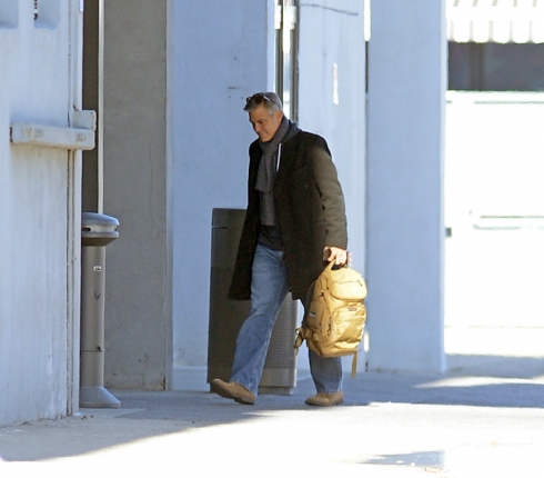 Ο καθημερινός κύριος Clooney: Mε τζιν και back bag στη Νέα Υόρκη