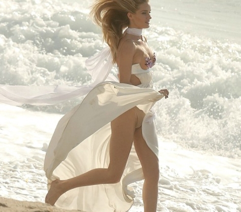 Η Rosie Huntington "έκλεψε" το φόρεμα της Rihanna και είναι ακόμα πιο σέξι!