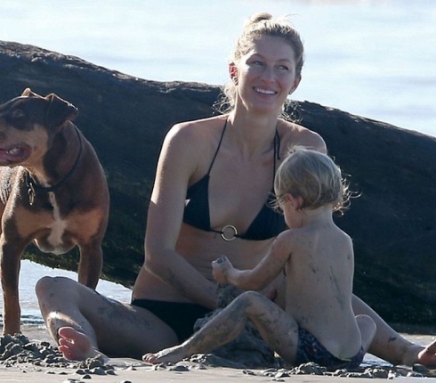 Family Time: Η Gisele χαλαρώνει στην παραλία μέσα στο χειμώνα