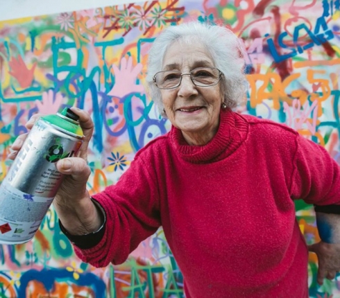 Πως θα ήταν αν η γιαγιά σου έκανε graffiti;