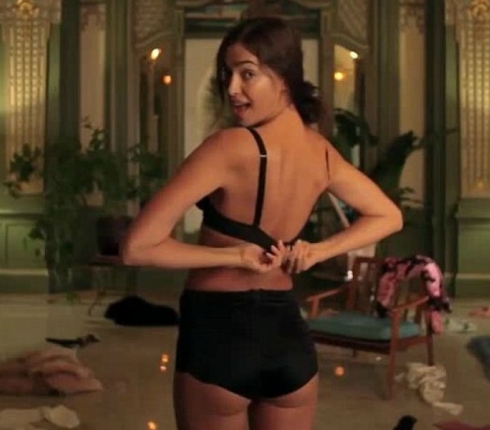 Shayk it, baby! H Irina κάνει striptease για την Vogue (video)