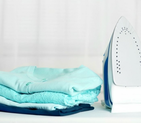 Σιδερώστε τα ρούχα σας χωρίς σίδερο με 7 πανεύκολους τρόπους