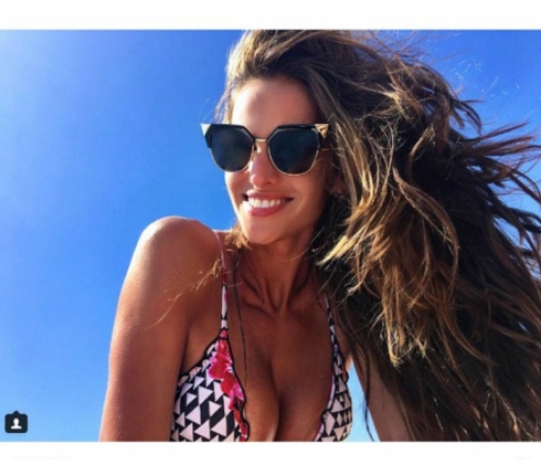 Iza Goulart: 7+1 λόγοι που σπάει το instagram με τις φωτογραφίες της