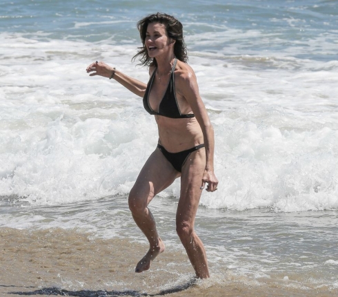 Janice Dickinson: Το πρώτο supermodel του κόσμου χορεύει στην παραλία (κι ας είναι 60 χρονών)