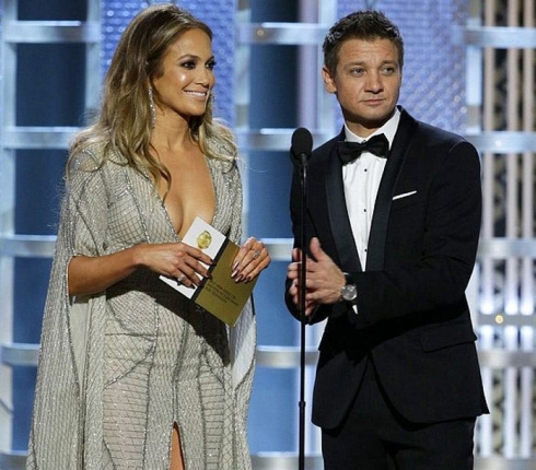 H επίθεση στον Jeremy Renner για το στήθος της Jennifer Lopez