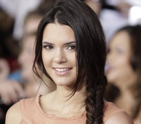Lady in Grey: Η κλασσάτη εμφάνιση της Kendall Jenner