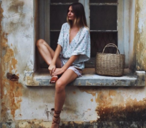 Street style : Η Jessica Stein με το ιδανικό look για το νησί