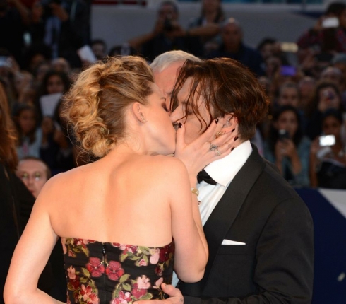 Johnny Depp - Amber Heard: Παθιασμένα φιλιά στο κόκκινο χαλί