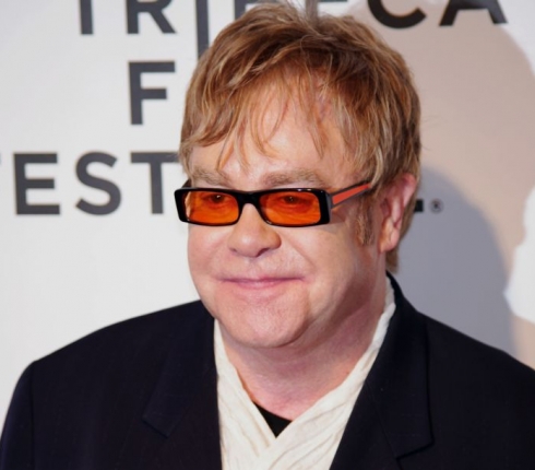 Elton John: Η μητέρα του γιόρτασε τα γενέθλια της με σωσία του!