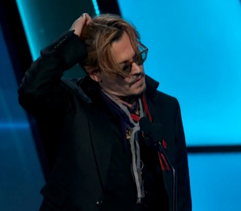 Ο Johnny Depp μεθυσμένος στη σκηνή