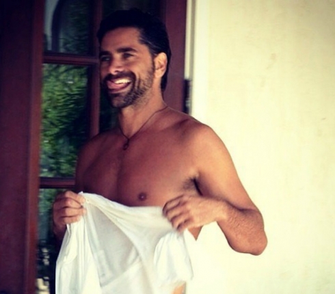 Αποκαλυπτήρια! Ο John Stamos έδειξε τα οπίσθιά του
