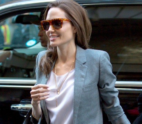 Αngelina Jolie: Μια συνηθισμένη μαμά που πάει για ψώνια με τις κόρες της! (Photos)