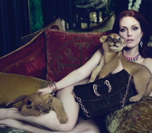 Η αποκαλυπτική εμφάνιση της 54χρονης Julianne Moore στο κόκκινο χαλί