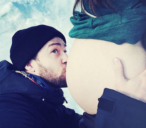 Θα γίνουν γονείς! Το φιλί του Justin Timberlake στην κοιλίτσα της Biel
