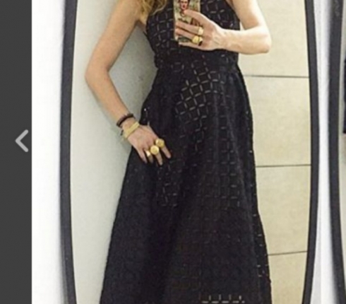 Street style : H Σμαράγδα Καρύδη, συνδυάζει μαύρο φόρεμα με lace-up μπαλαρίνες και εντυπωσιάζει