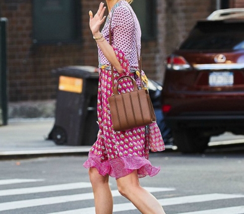 Street style: Η Karlie Kloss σου δείχνει πως να φορέσεις σωστά το εμπριμέ φόρεμα 