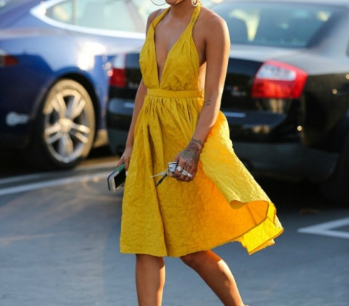 Street style: Ξεκίνα τη μέρα σου με θηλυκό κίτρινο φόρεμα σαν της Karrueche Tran