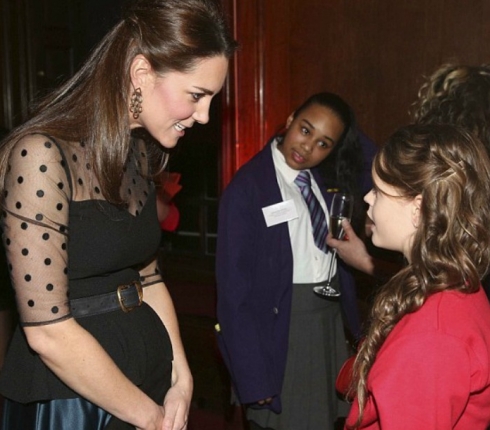 Δεν κρύβεται πλέον η κοιλίτσα της Kate Middleton 