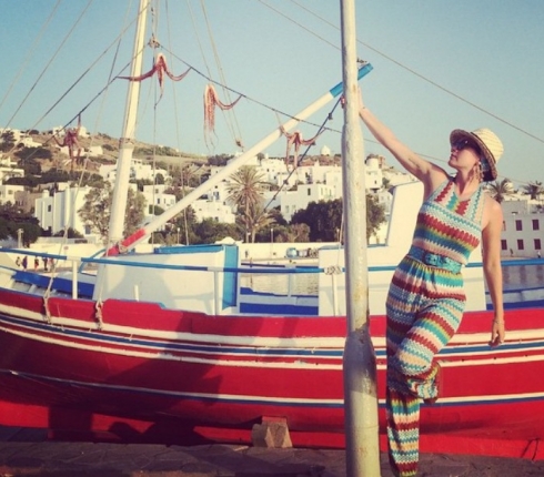 Η Katy Perry σου δείχνει πως να φορέσεις την stylish ολόσωμη φόρμα στο νησί