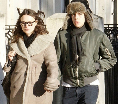 Η Keira Knightley με φουσκωμένη κοιλίτσα σε τρυφερές στιγμές με τον σύζυγό της