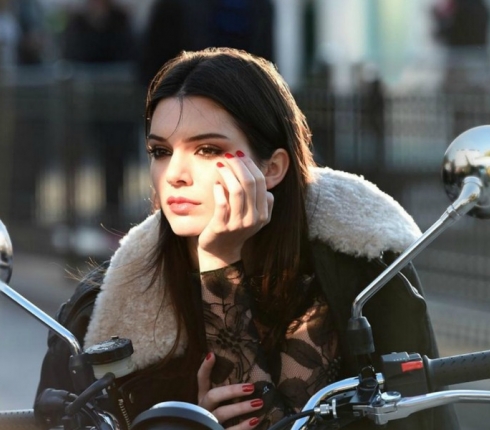 Μετά τις πασαρέλες η Kendall Jenner κατακτά και την Estee Lauder! 