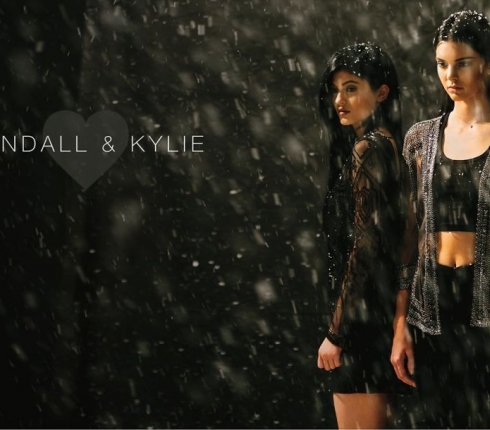 Διάλεξε το τέλειο σύνολο για τις γιορτές με την βοήθεια των Kylie και Kendall Jenner