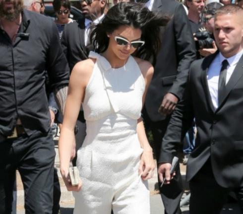 Η Kendall Jenner με total white look, είναι η επιτομή του Chic!