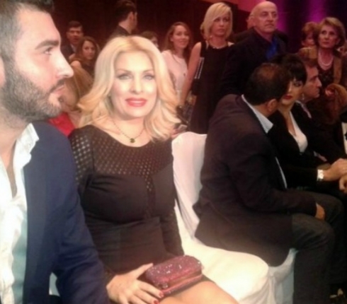 Στη Θεσσαλονίκη συνοδευόμενη από τον αδελφό της η Ελένη Μενεγάκη