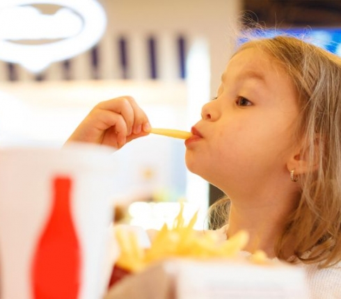 Οι βλαβερές συνέπειες που έχει το Fast Food στα παιδιά - Κεντρική Εικόνα