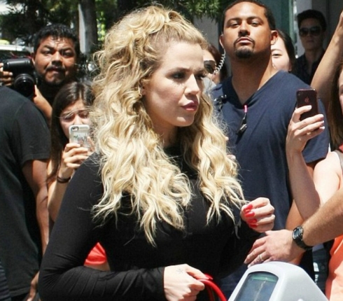  Kloe Kardashian: Έκανε comeback στις επιχειρήσεις της στο L.A. με μαλλί 80ς 
