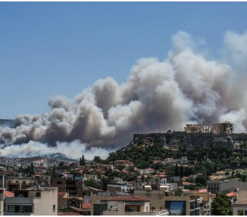 Η Ελλάδα ξενυχτά με τον φόβο του αέρα και της φωτιάς