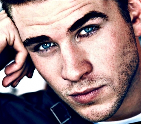 O Liam Hemsworth είναι σέξι ακόμα και με πολύχρωμο πεντικιούρ