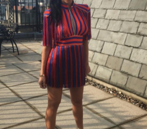 Street style: Η Kourtney Kardashian λέει ναι στο χρωματιστό ριγέ φόρεμα το καλοκαίρι