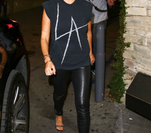 Kourtney Kardashian :  Με rock στιλ σε βραδινή έξοδο