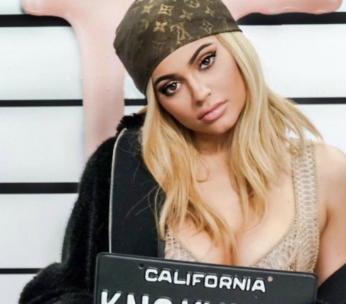  Η Kylie Jenner κυκλοφόρησε νέα σειρά lipgloss με τον πιο ανατρεπτικό τρόπο