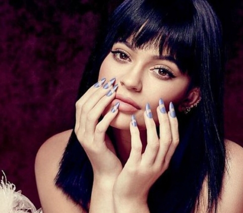 Kylie Jenner πόσες ώρες είπαμε ότι  κάνεις για να φτιάξεις τα νύχια σου;