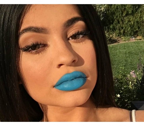 Kylie Jenner: Η νέα απόχρωση του γαλάζιου κραγιόν της ταιριάζει με τη γαλάζια Ferrari της