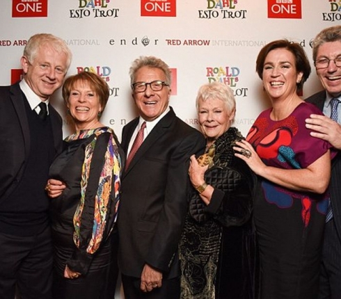 Το ξεκαρδιστικό photobombing του Dustin Hoffman στην Judi Dench