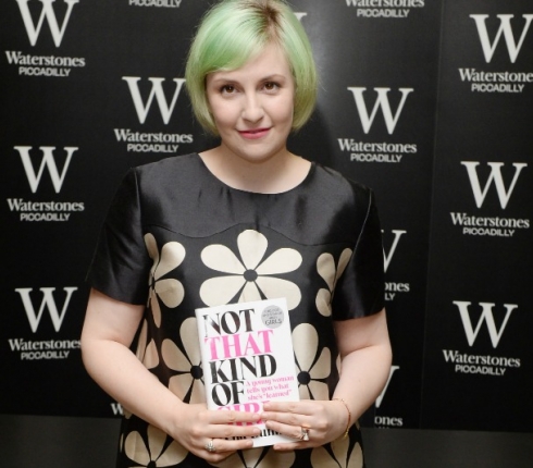 Η Lena Dunham σε πόλεμο με site που την κατηγορεί για σεξουαλική παρενόχληση της αδερφή της