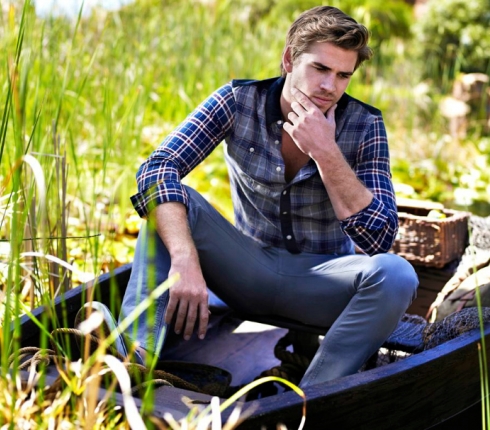 Liam Hemsworth: Είναι πολύ sexy όταν βγάζει τα ρούχα του